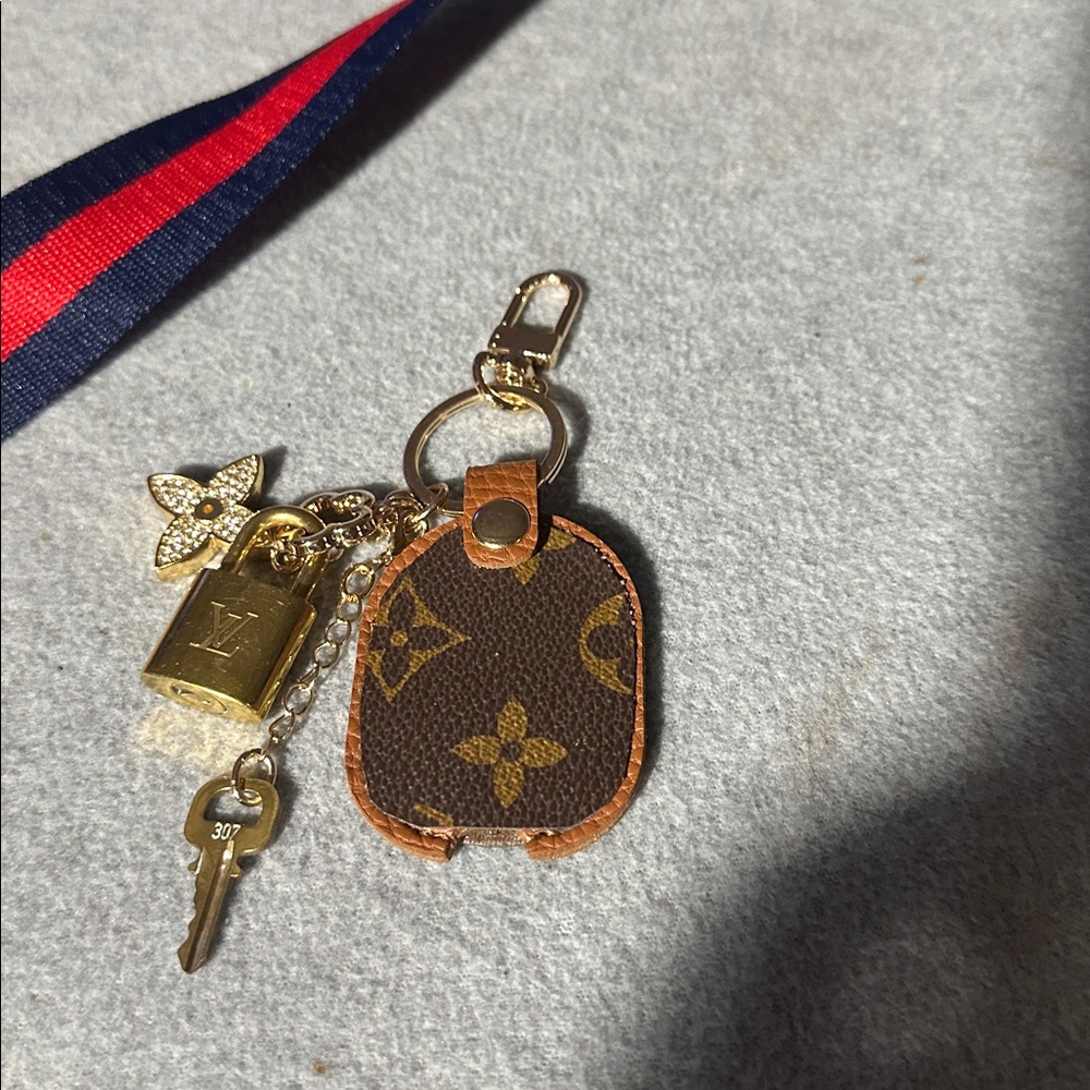Authentic Louis Vuitton Lock and Key with Unbranded Brown & Gold Keychain - Picture 3 of 4